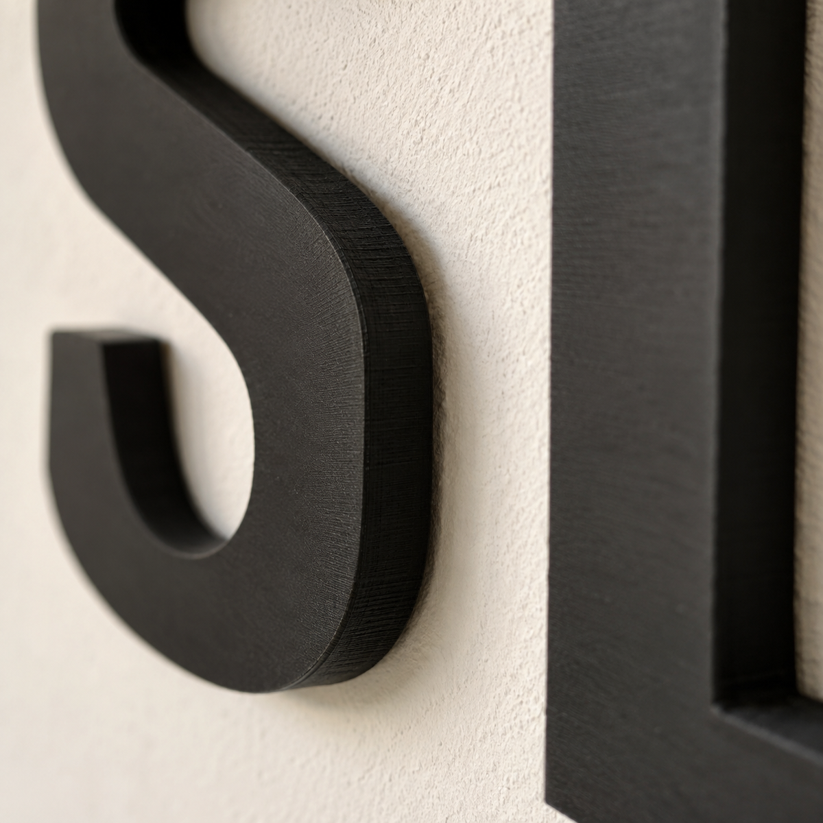 Detalle del grosor de 10 mm y acabado de letras 3D negras