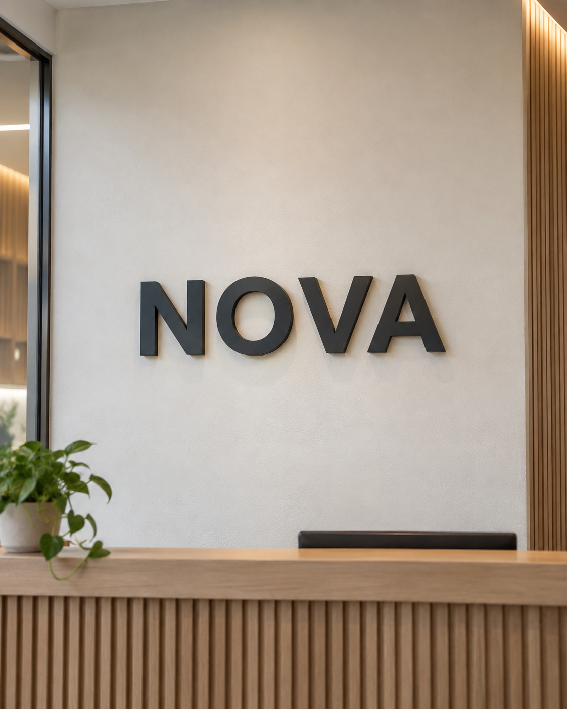 Letras 3D negras NOVA instaladas en la fachada de un negocio