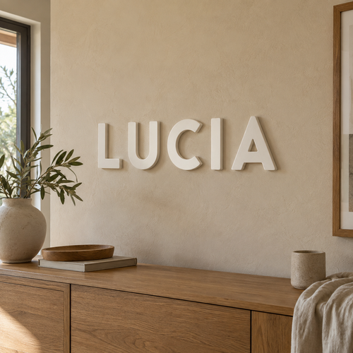 Letras 3D blancas personalizadas LUCIA instaladas en una pared interior